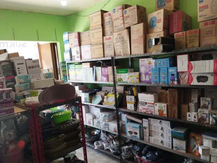 梭罗这家1万盾的肉丸面，本地人挤爆，但我劝你自带辣椒酱！