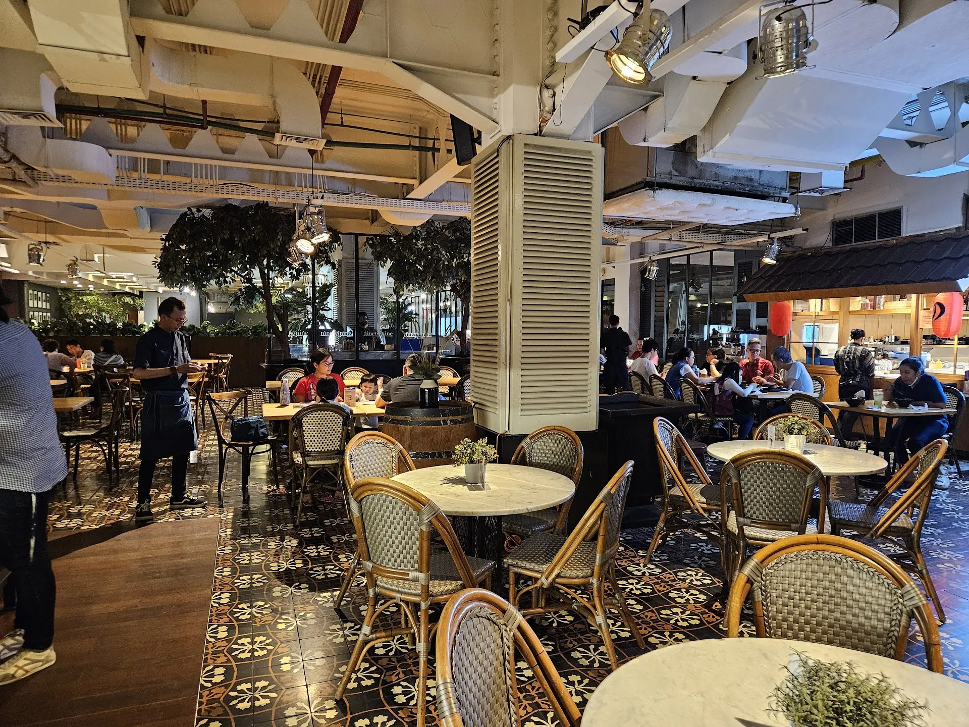 Perokok full senyum, non-perokok minggir! Nasi babinya Mantap, tapi asepnya, Anjay nyerah gue 2