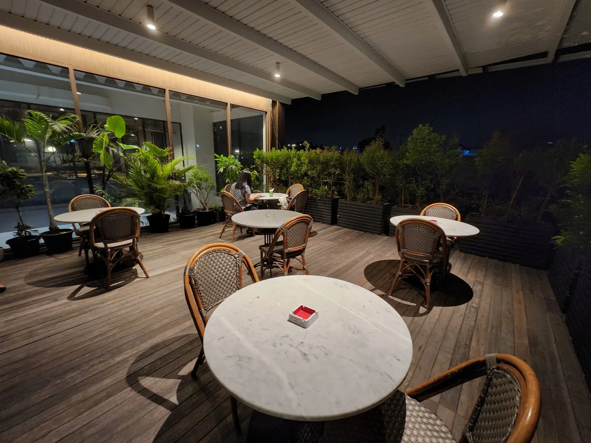 Perokok full senyum, non-perokok minggir! Nasi babinya Mantap, tapi asepnya, Anjay nyerah gue 6