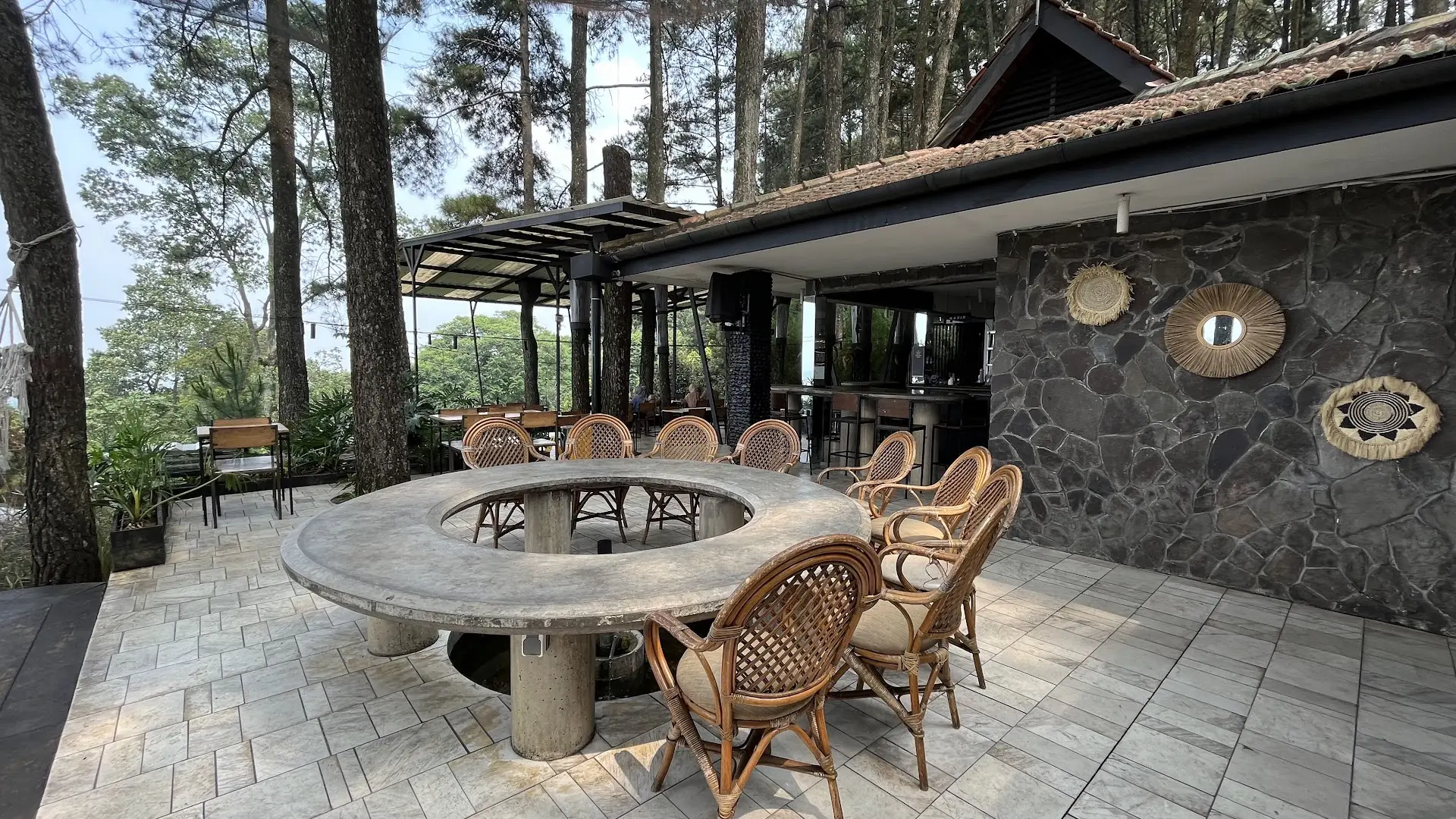 Can I forgive the food's 'little temper' for this pine forest mountain view? 3