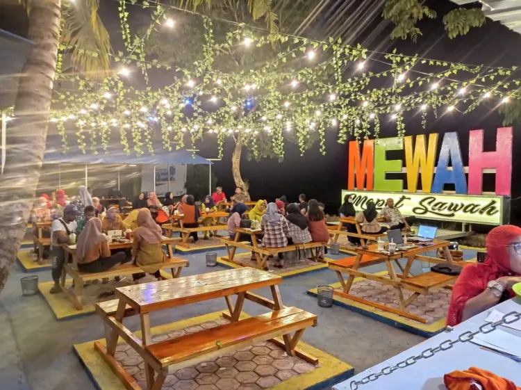 Cafe Mewah (Mepet Sawah) 1