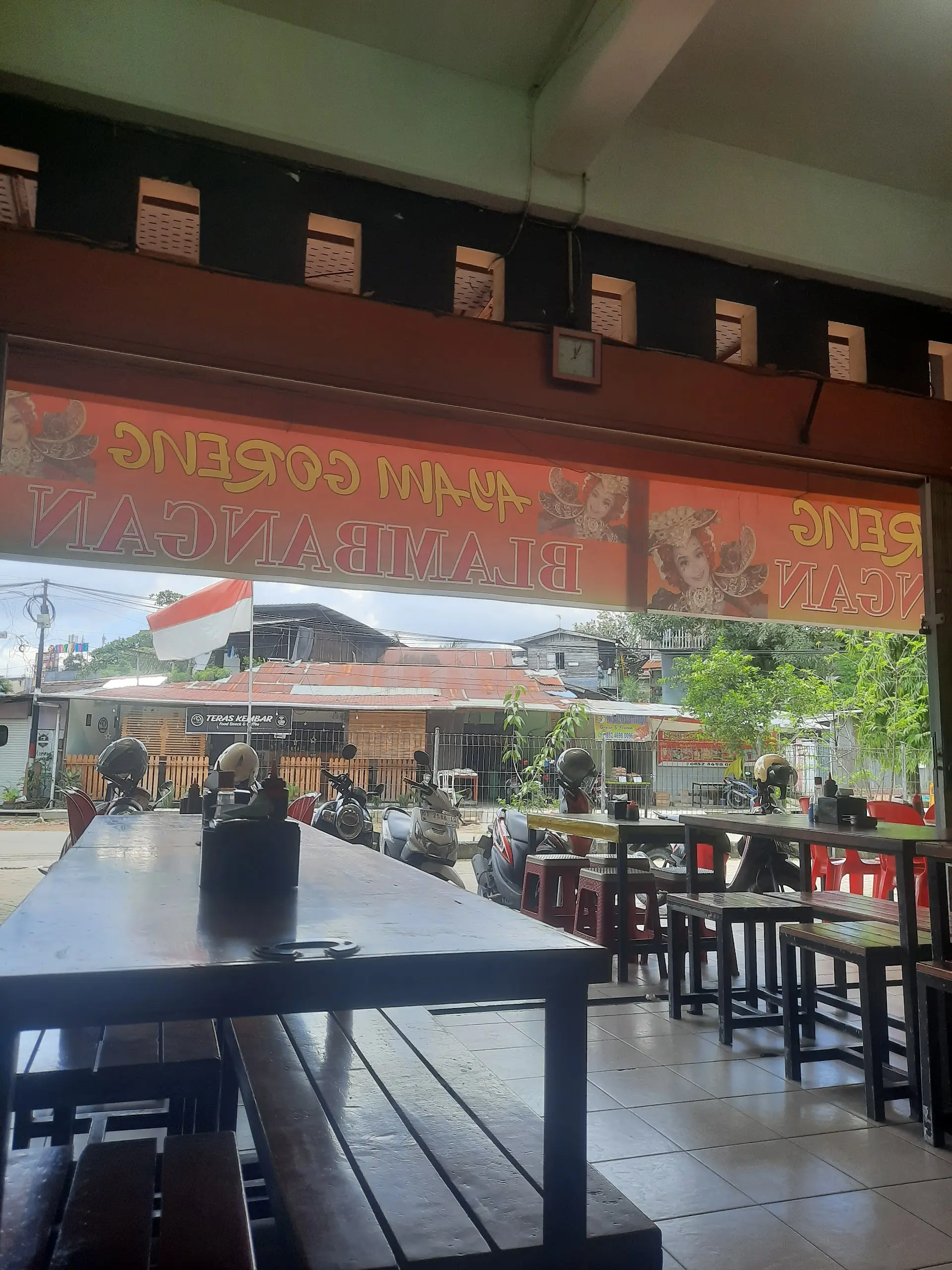 Who says delicious fried chicken has to be salty & spicy? This Samarinda spot is sweet to the bone 5