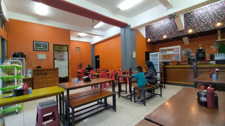 Who says delicious fried chicken has to be salty & spicy? This Samarinda spot is sweet to the bone