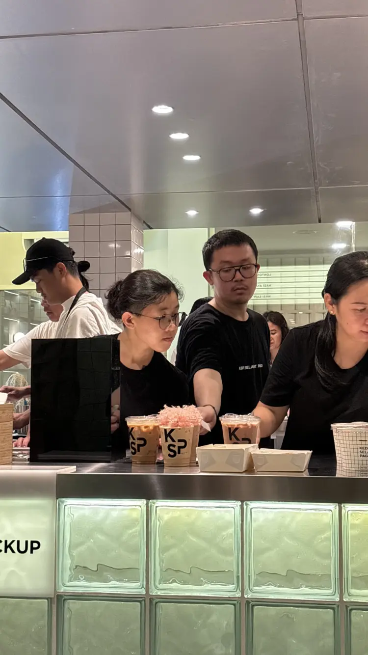 Aesthetic goals, but loud as a wet market? I'm so done with this all-white cafe in West Jakarta.