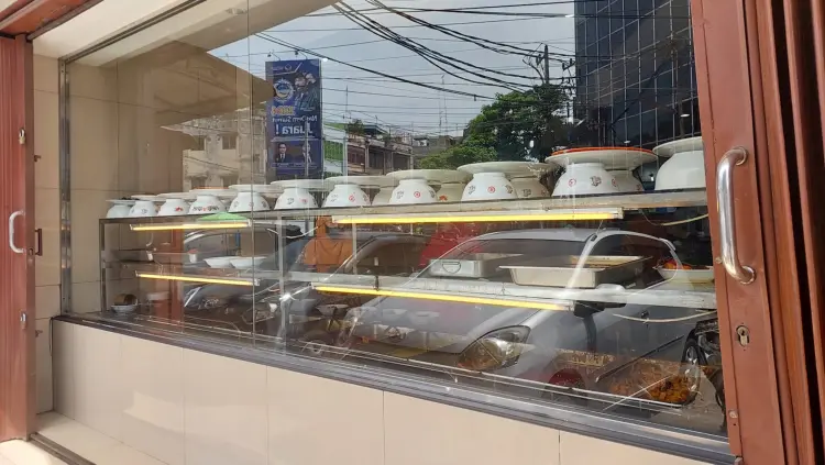 Rumah Makan Kapau HJ. Uni Emi 7