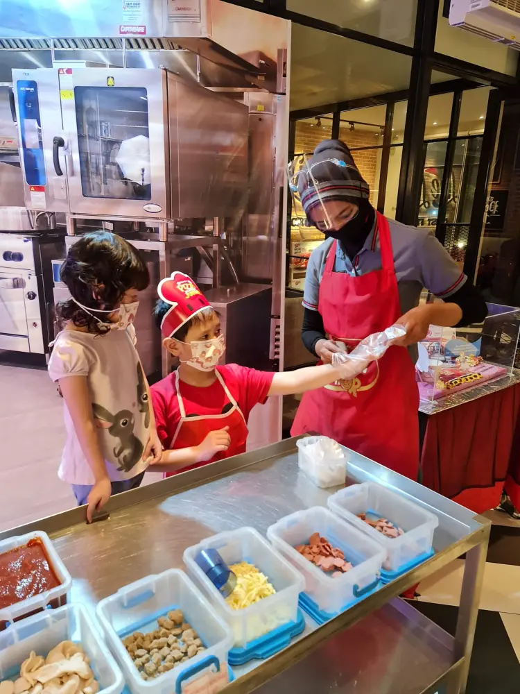 Pizza Hut Restaurant - MERR Surabaya 6