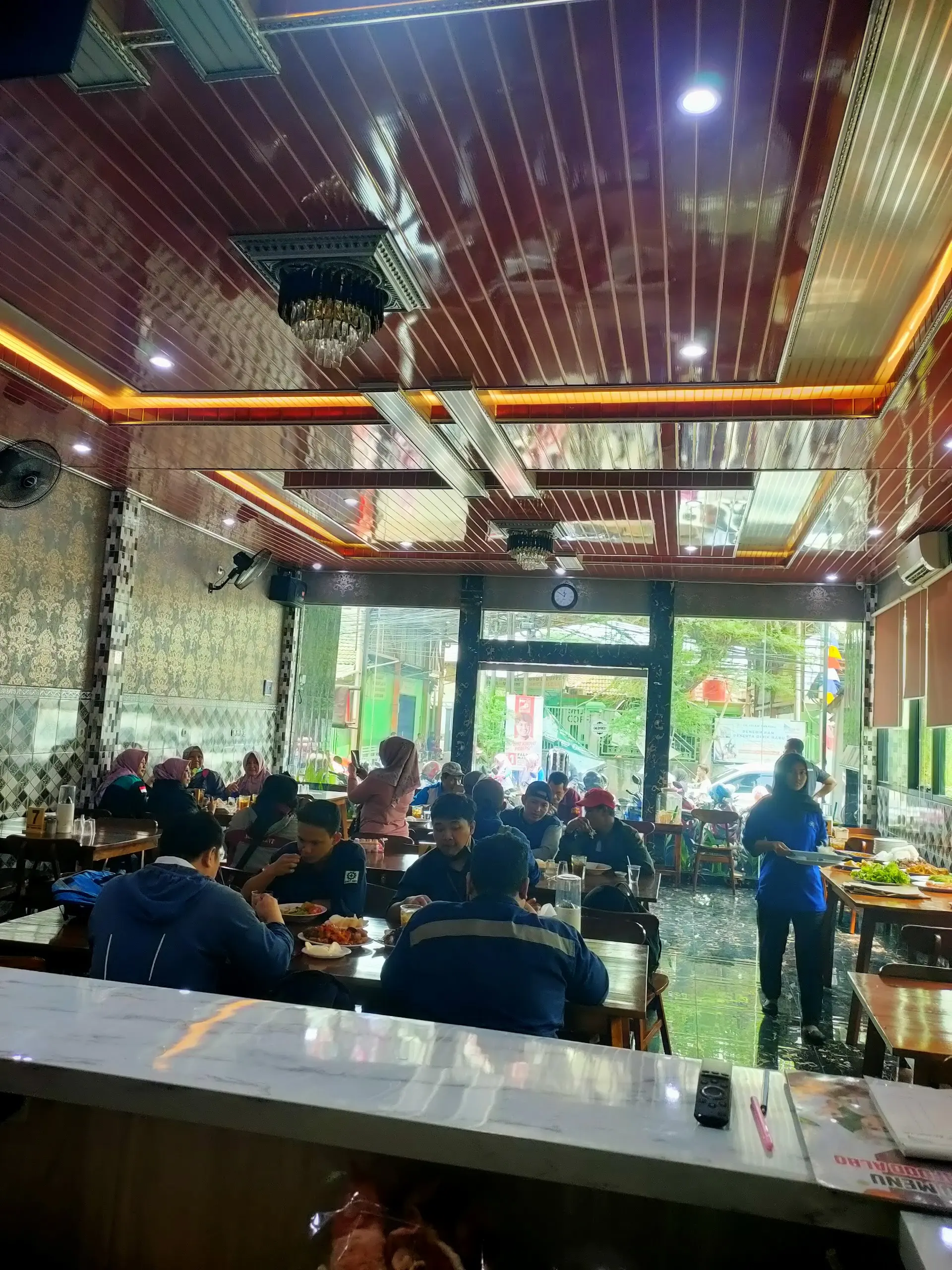 Di Jakarta, modal duit kaki lima doang bisa Nongkrong di KTV bintang 5 plus seafood?! Anjay, mantap! 🤯 4