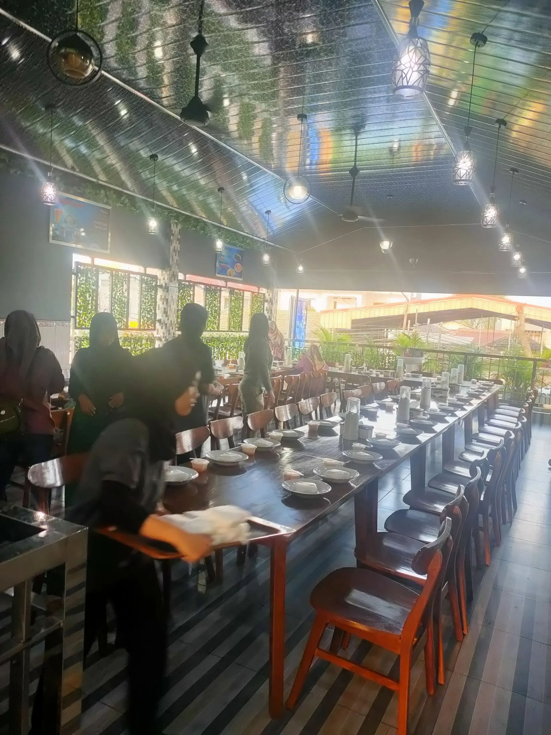 Di Jakarta, modal duit kaki lima doang bisa Nongkrong di KTV bintang 5 plus seafood?! Anjay, mantap! 🤯 2