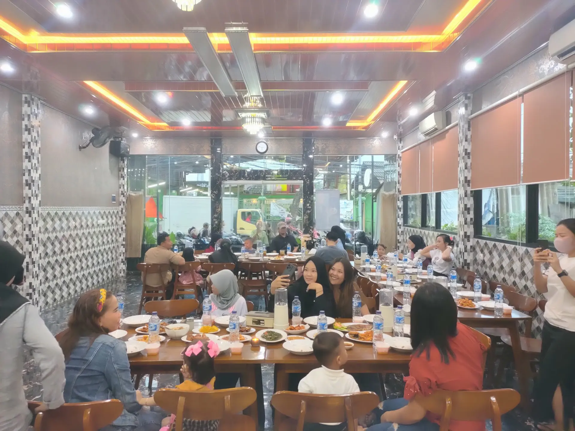 Di Jakarta, modal duit kaki lima doang bisa Nongkrong di KTV bintang 5 plus seafood?! Anjay, mantap! 🤯 3