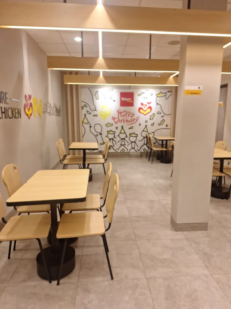 Google 4.8 Stars, But Trashed in the Comments? What's Really Going On with Indonesia's National Fried Chicken, Richeese?