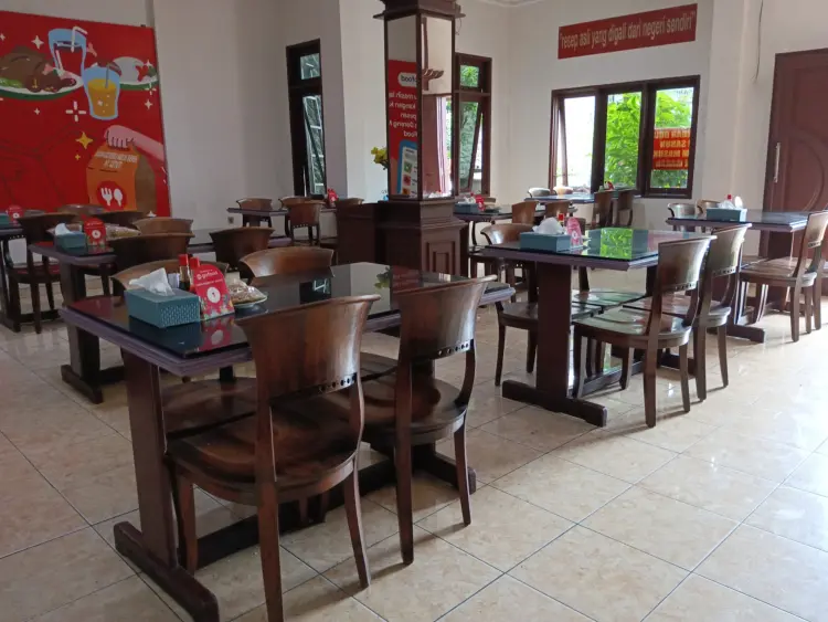 Ayam Goreng Mbok Berek Ny Astuti, Cipinang 10