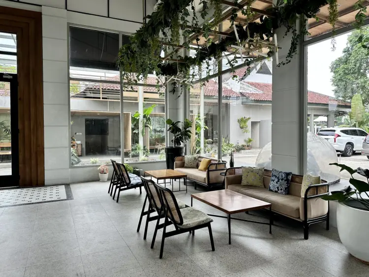 Divani's Boulangerie & Cafe 8