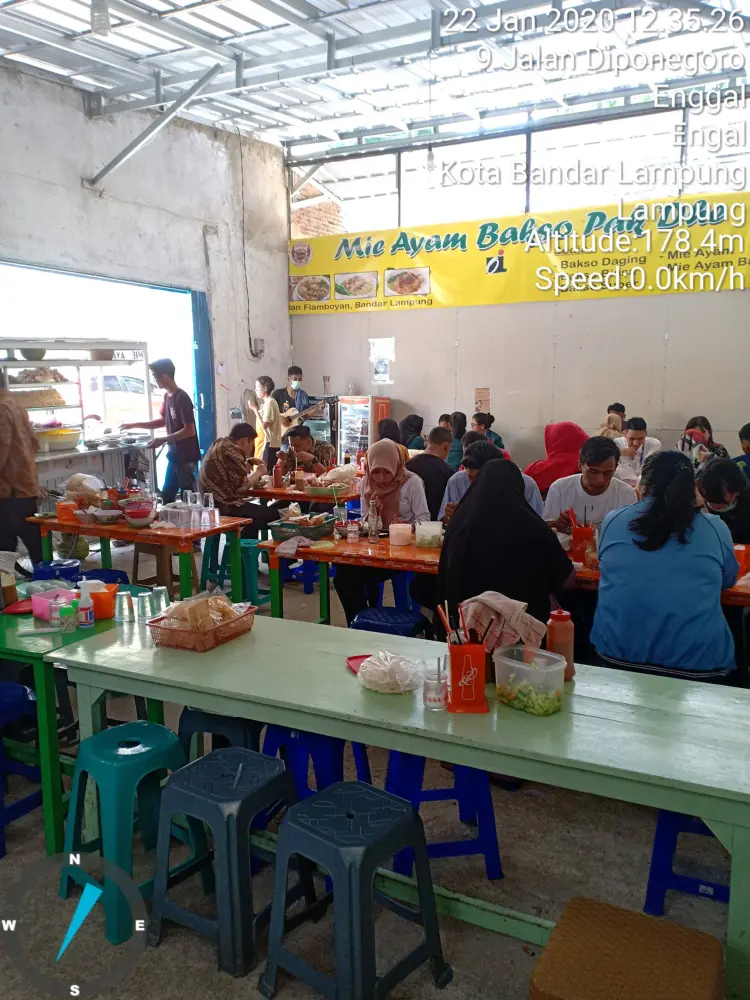 For a 12k Bakmi, I'd even share a table with ants.