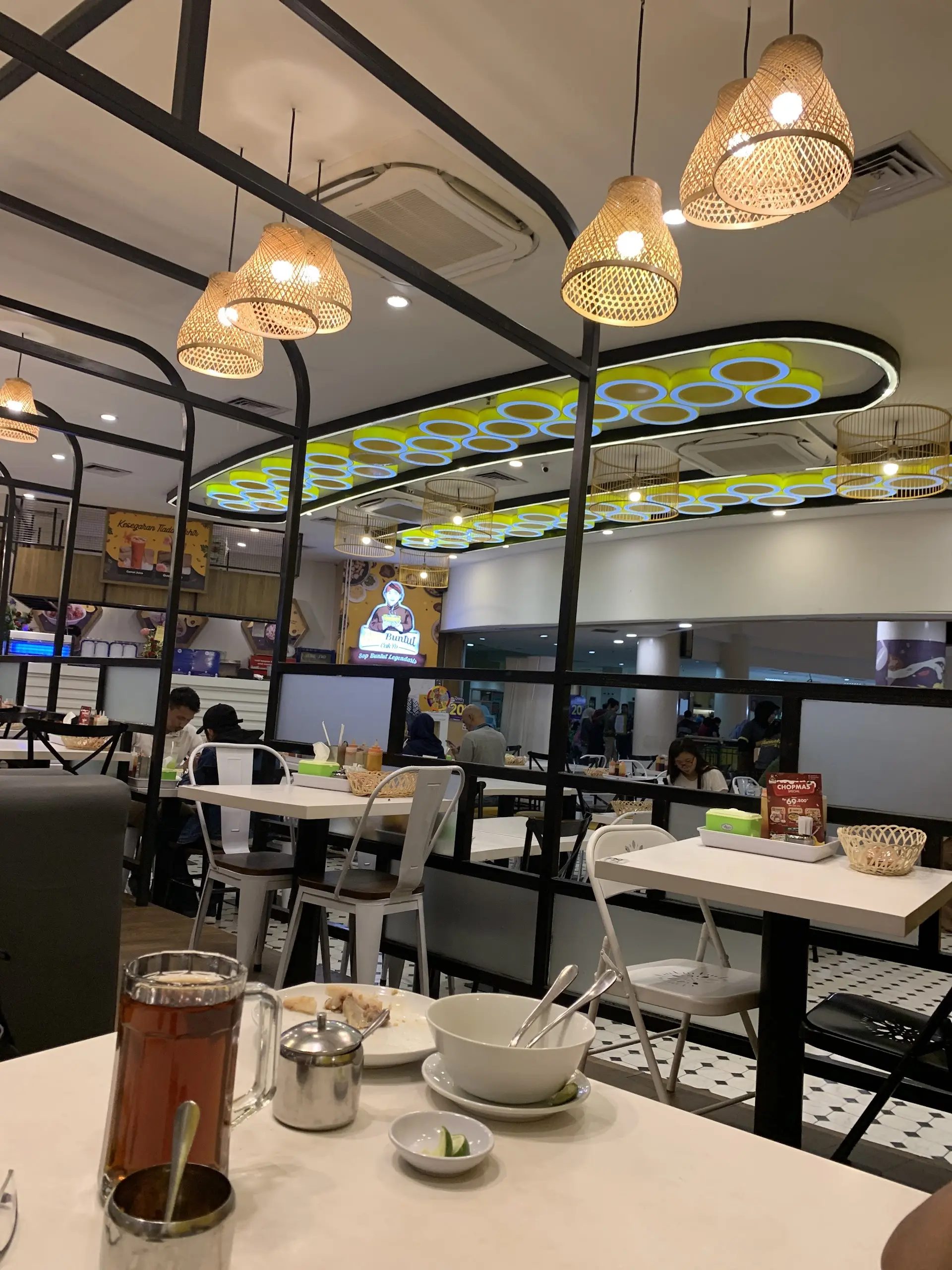 Jangan cuma liat rating Google! Sop Buntut viral di Makassar ini, yang Mantap sama yang bikin nyesel sama banyaknya 2