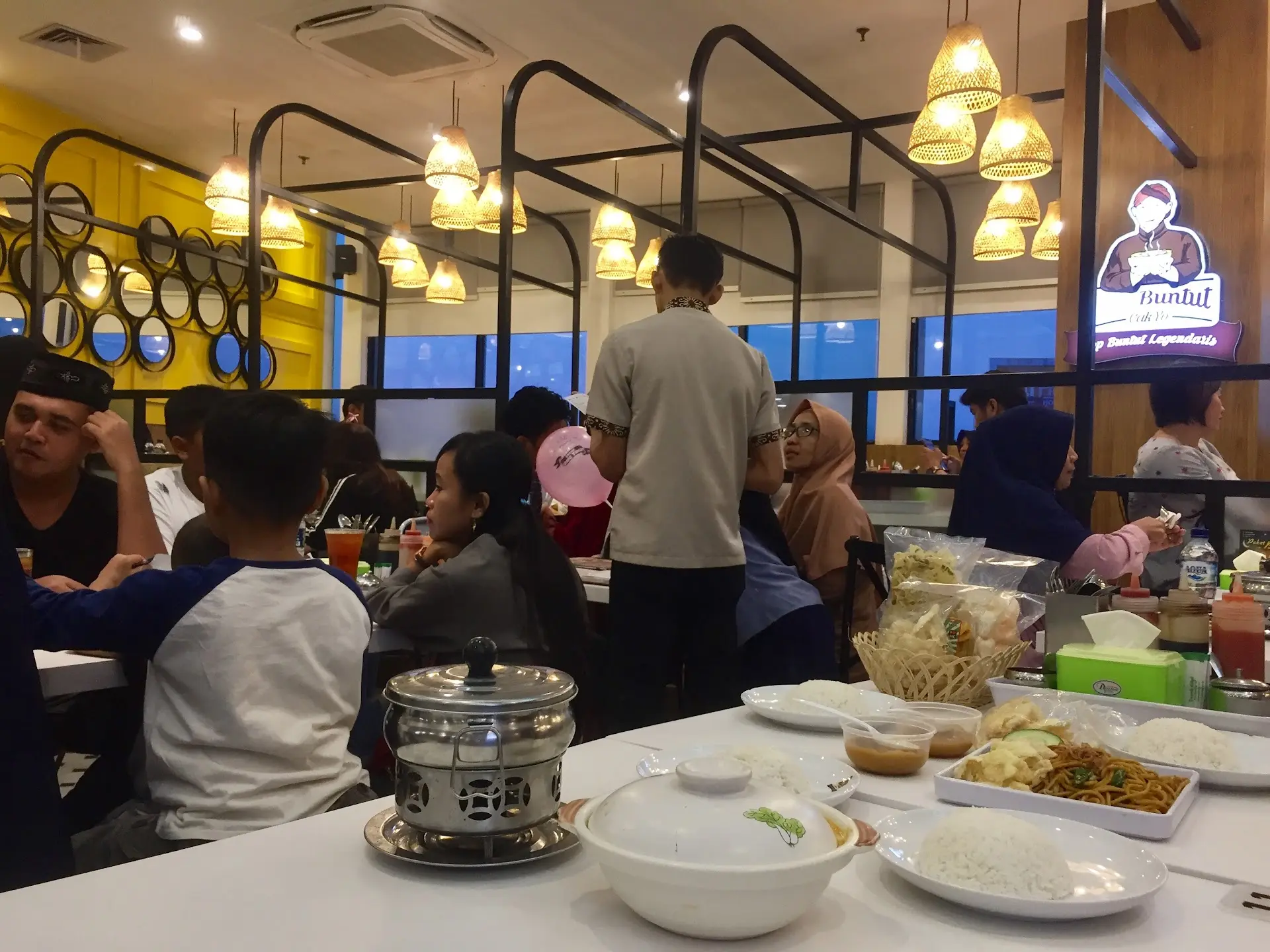 Jangan cuma liat rating Google! Sop Buntut viral di Makassar ini, yang Mantap sama yang bikin nyesel sama banyaknya 1