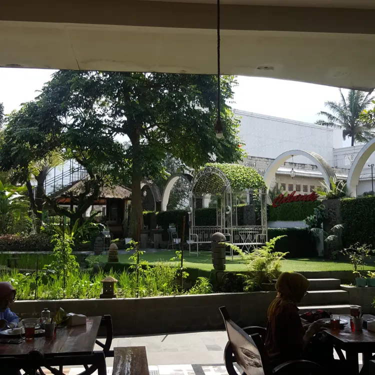 Rumah Makan Khas Sunda Cibiuk 9