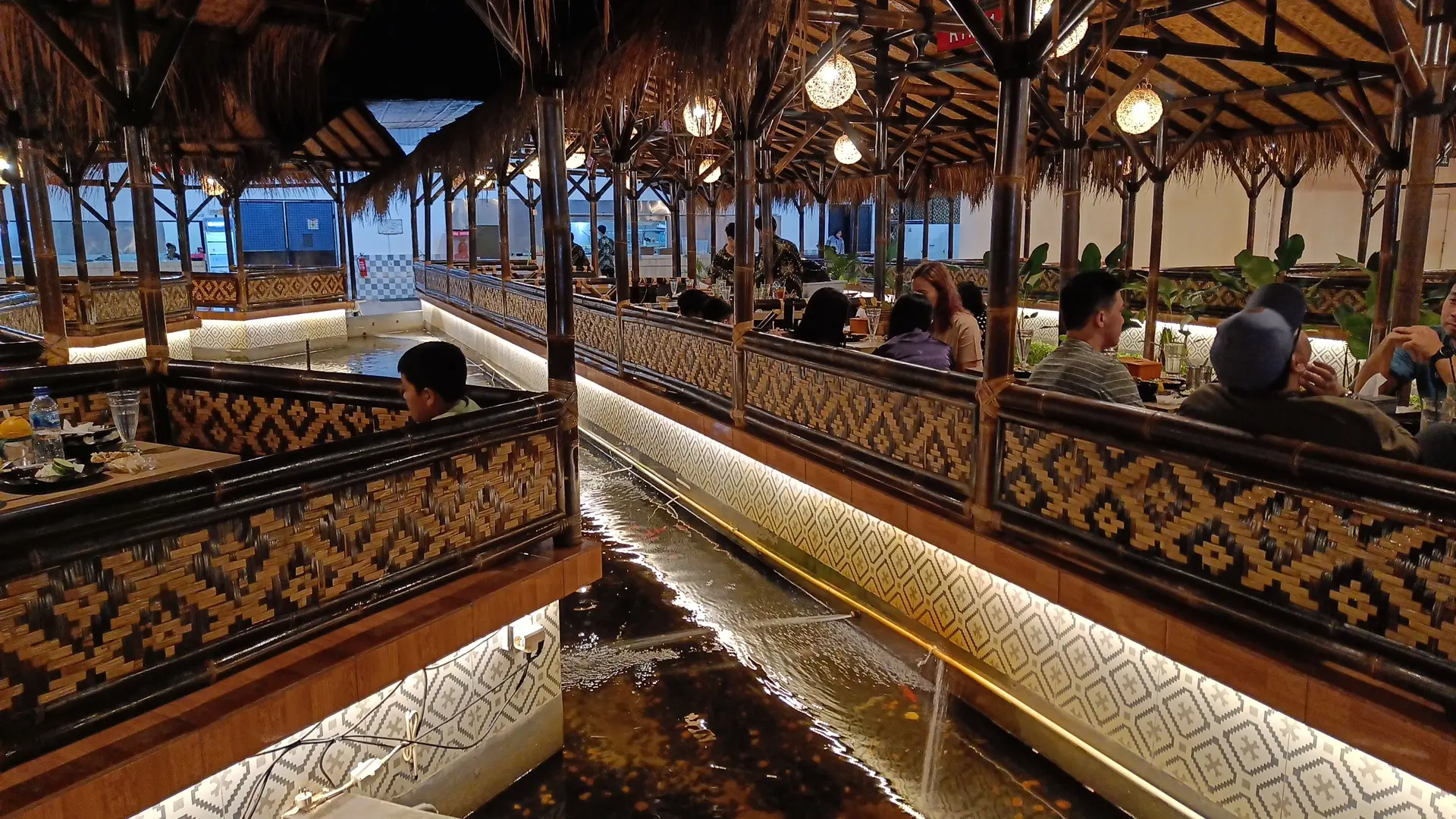 Restoran langganan Presiden di Banjarbaru... gini doang? Tonton dulu deh sebelum kamu mutusin 1