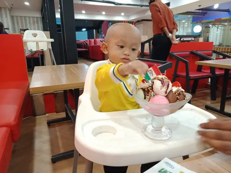 为了一盘炒饭来，差点被二手烟呛走…棉兰这家老冰室有点东西