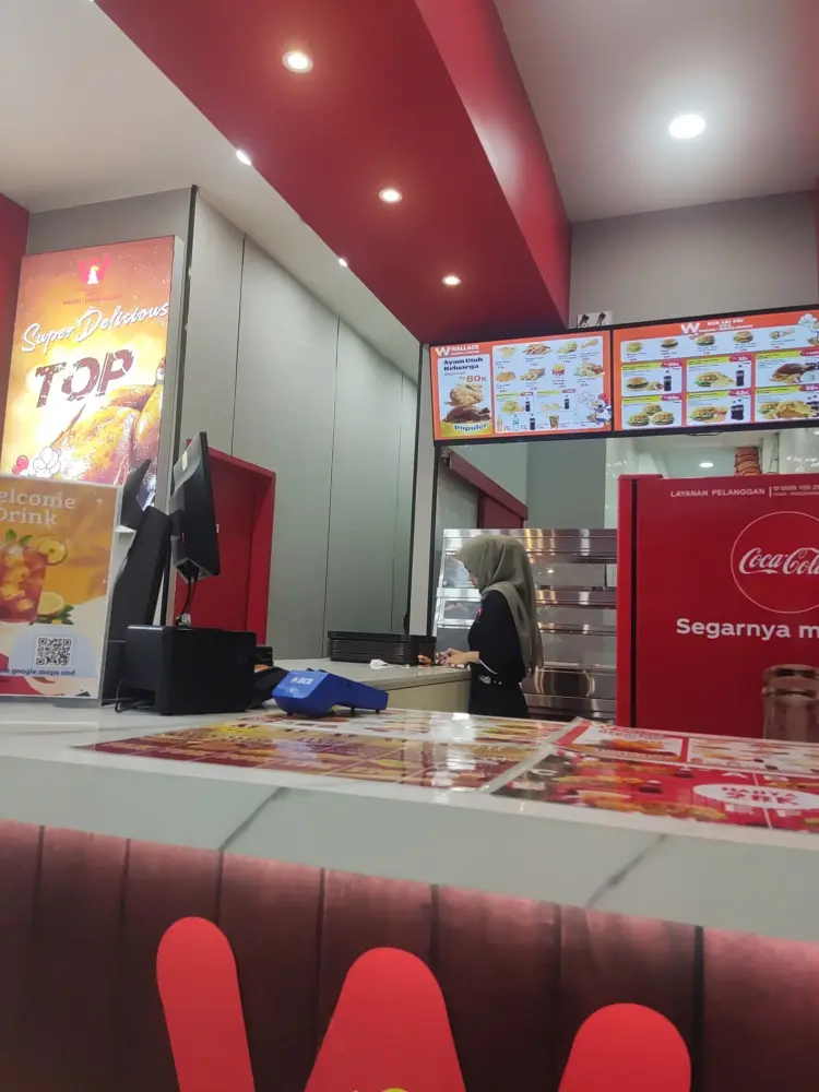 Wallace Burger and Chicken - Green Lake City 9