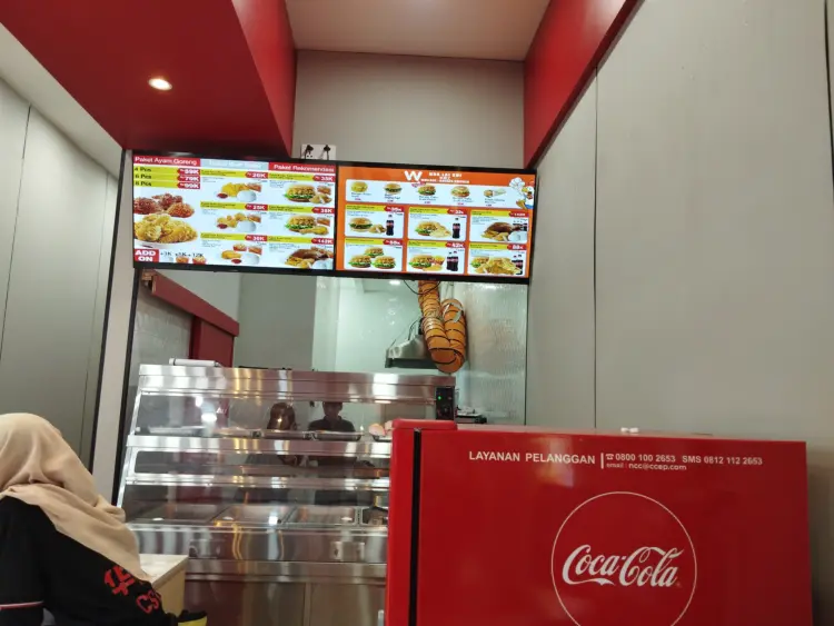 Wallace Burger and Chicken - Green Lake City 8