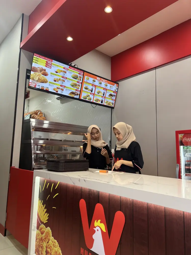 Wallace Burger and Chicken - Green Lake City 6