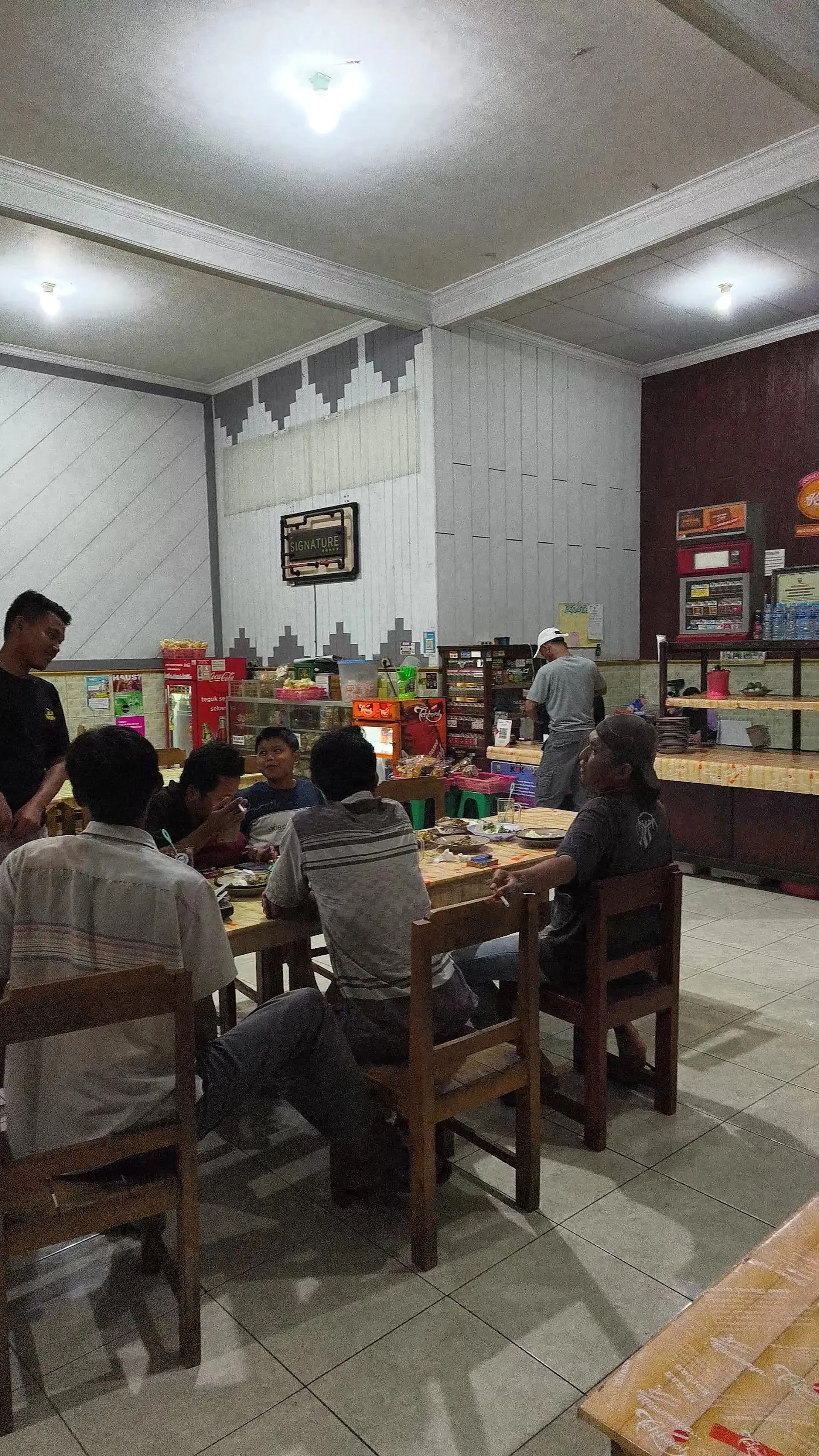 Anjay, ayam goreng paling mantap se-Semarang ternyata cuma warung pinggir jalan non-AC? 🤯 7