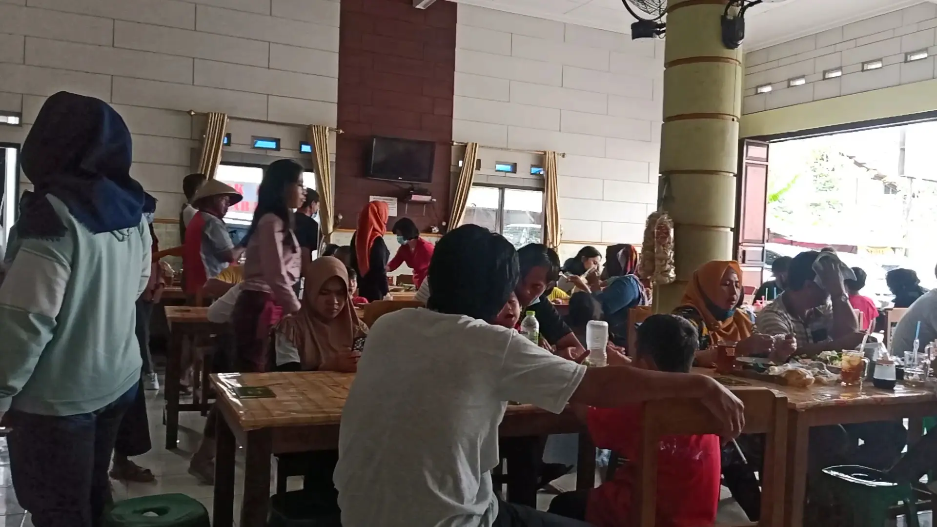 Anjay, ayam goreng paling mantap se-Semarang ternyata cuma warung pinggir jalan non-AC? 🤯 2