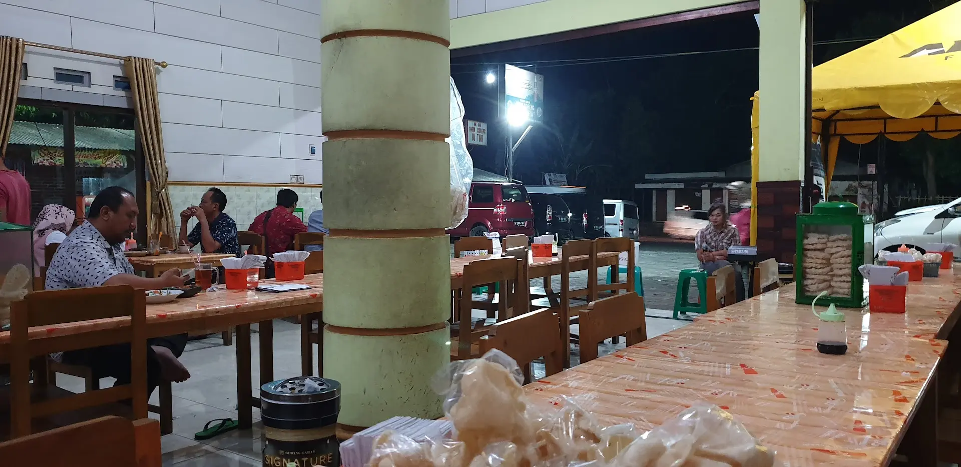Anjay, ayam goreng paling mantap se-Semarang ternyata cuma warung pinggir jalan non-AC? 🤯 3