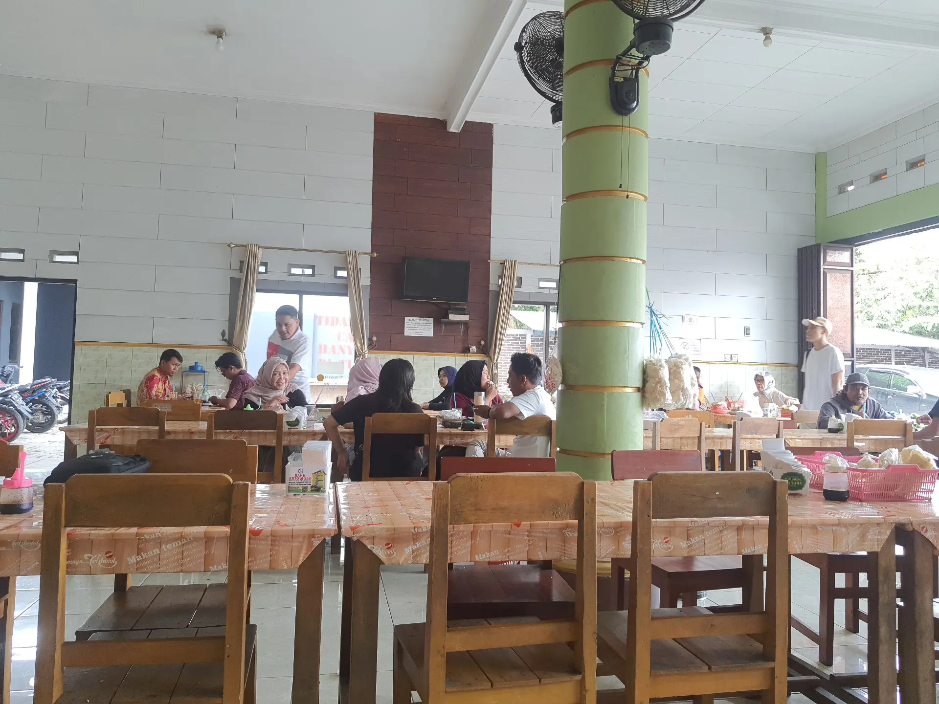 Anjay, ayam goreng paling mantap se-Semarang ternyata cuma warung pinggir jalan non-AC? 🤯 5