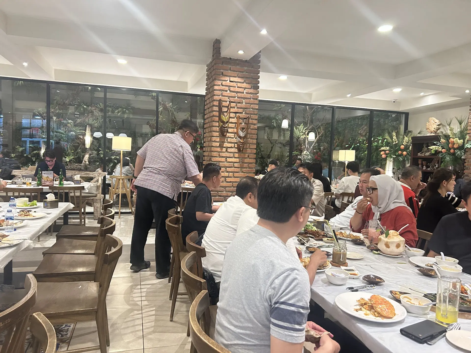 Bahan makanannya mantap, servisnya ampas! Layar Seafood Surabaya, worth it nggak sih buat di-gas? 4