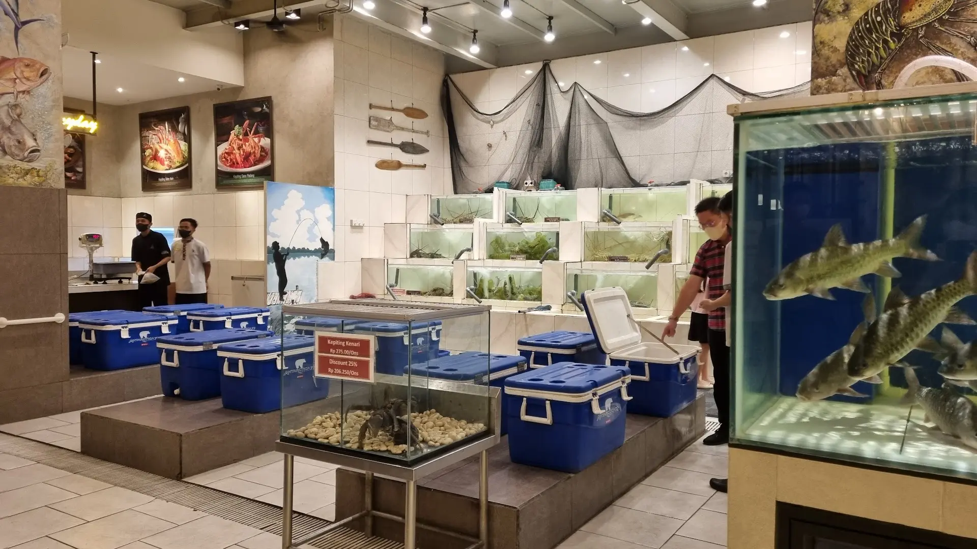 Bahan makanannya mantap, servisnya ampas! Layar Seafood Surabaya, worth it nggak sih buat di-gas? 1