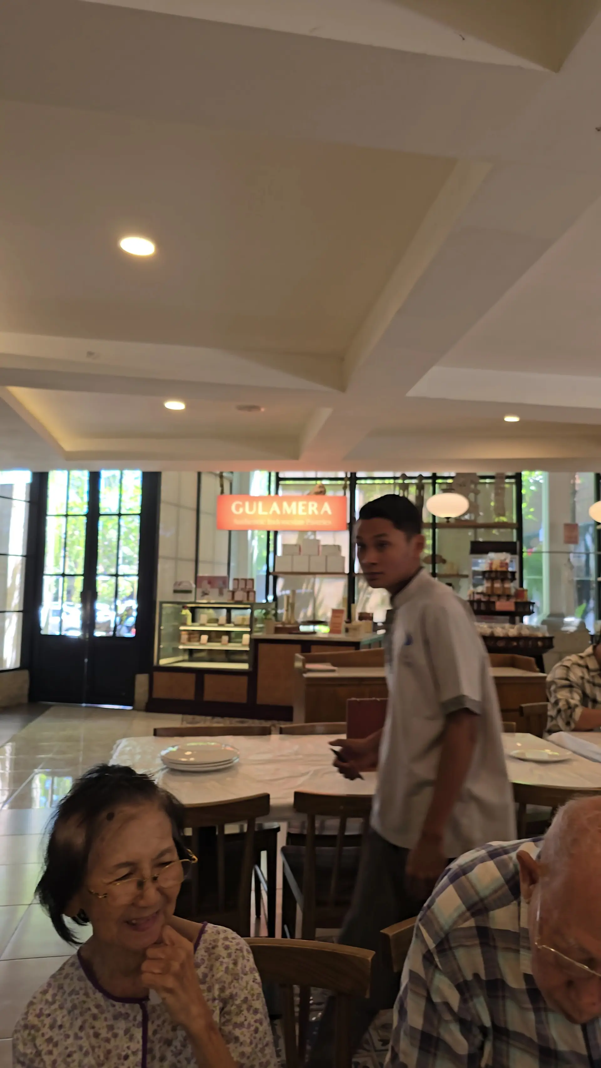 Bahan makanannya mantap, servisnya ampas! Layar Seafood Surabaya, worth it nggak sih buat di-gas? 3