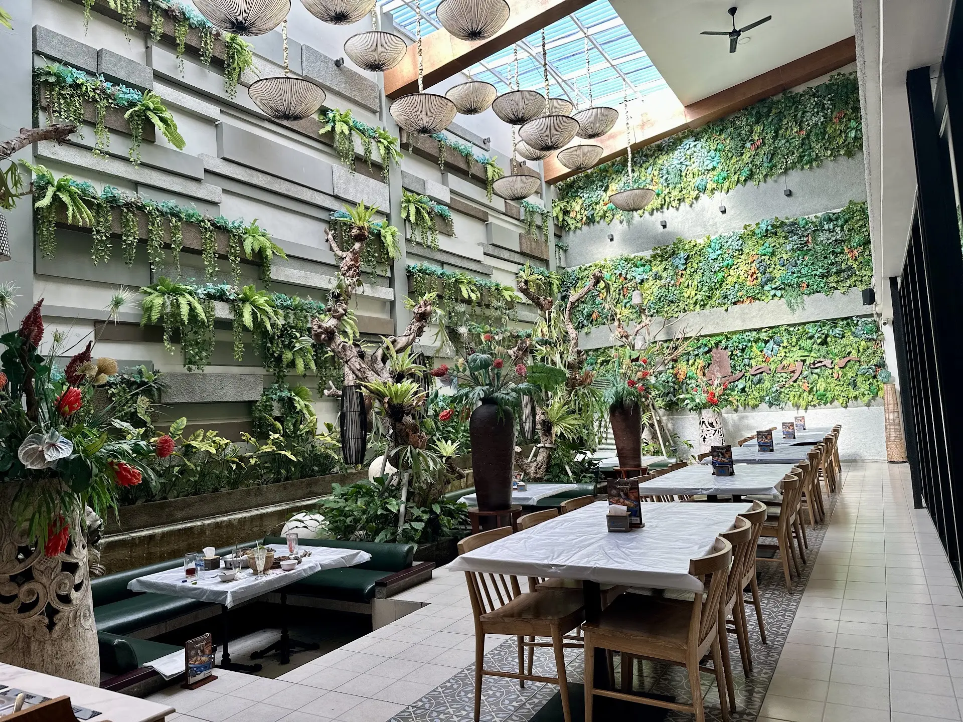 Bahan makanannya mantap, servisnya ampas! Layar Seafood Surabaya, worth it nggak sih buat di-gas? 6