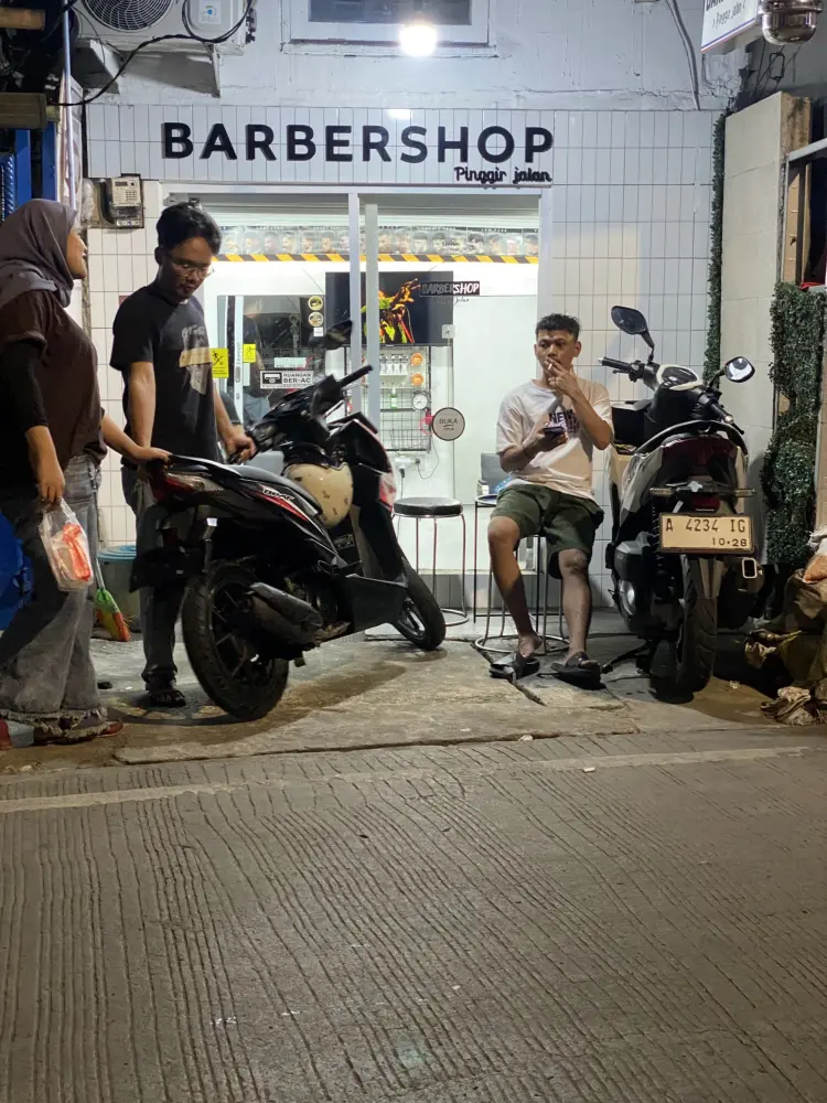 Barbershop pinggir jalan 1