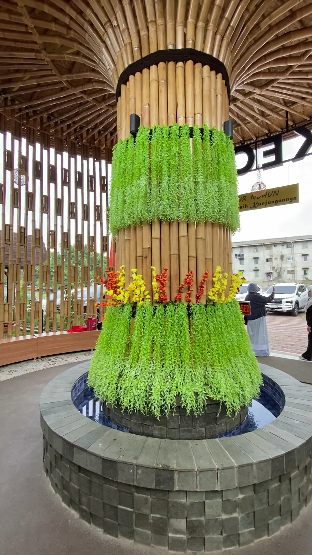 Resto Bandung ini mantap banget! Paket 4 orang bisa kenyangin 10 orang, Presiden aja sampai mampir! 1