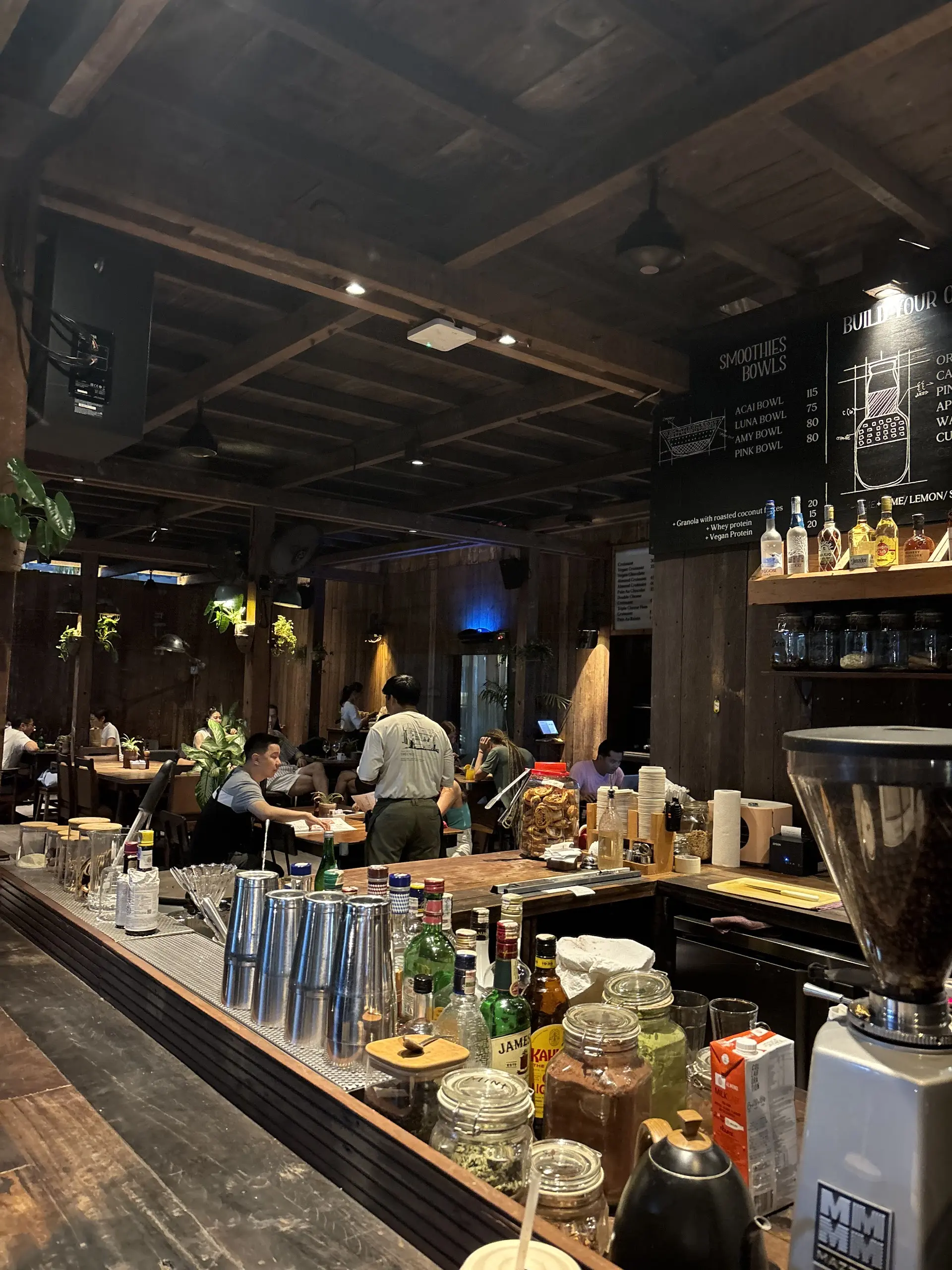 Queue two hours, an afternoon of diarrhea? Canggu's Hottest Gigi Susu: Red and Black 1