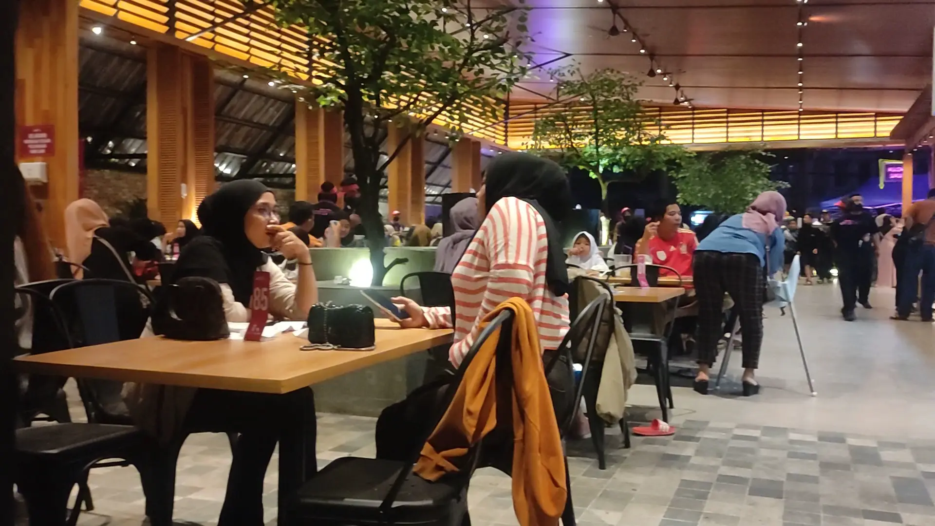 Google 4.9 bintang, hampir 20 ribu review bagus, tapi aku malah nyaranin kamu jangan datang pas jam makan ke tempat mantap ini di Bandung? 1