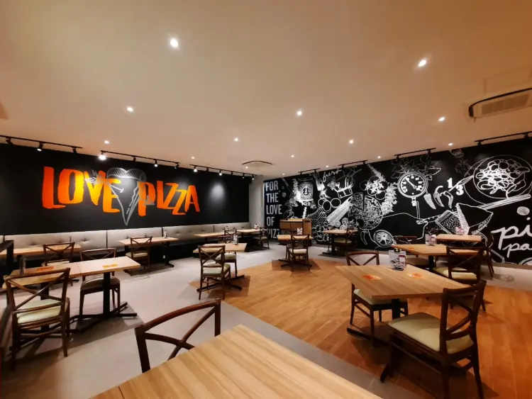 Pizza Hut Restoran 1