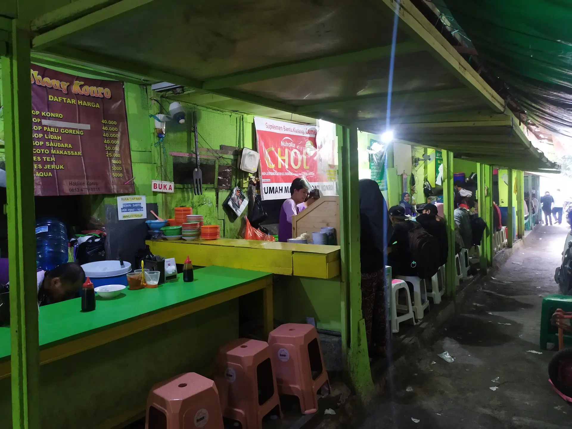 This shabby stall "next to the bank" in Balikpapan: Why is there always a line? 1