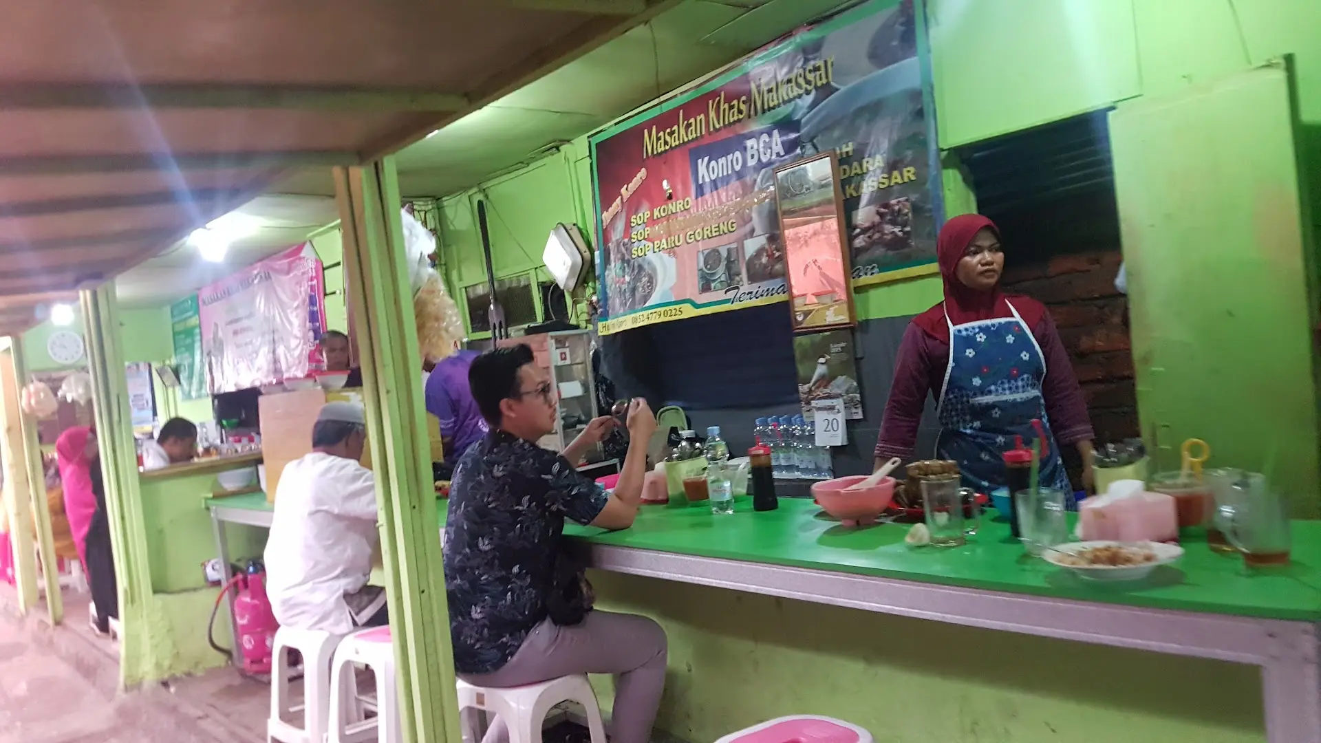 This shabby stall "next to the bank" in Balikpapan: Why is there always a line? 4