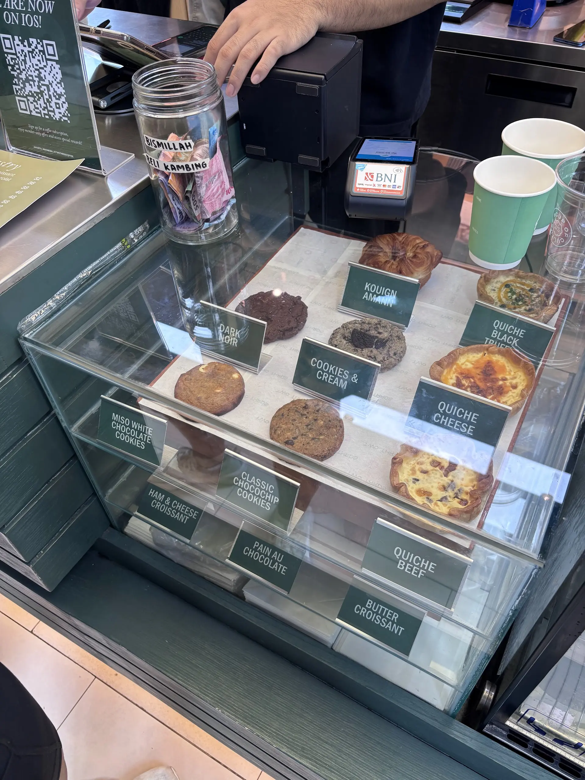 Top-tier equipment with pre-ground coffee? This Jakarta cafe has me utterly confused. 3