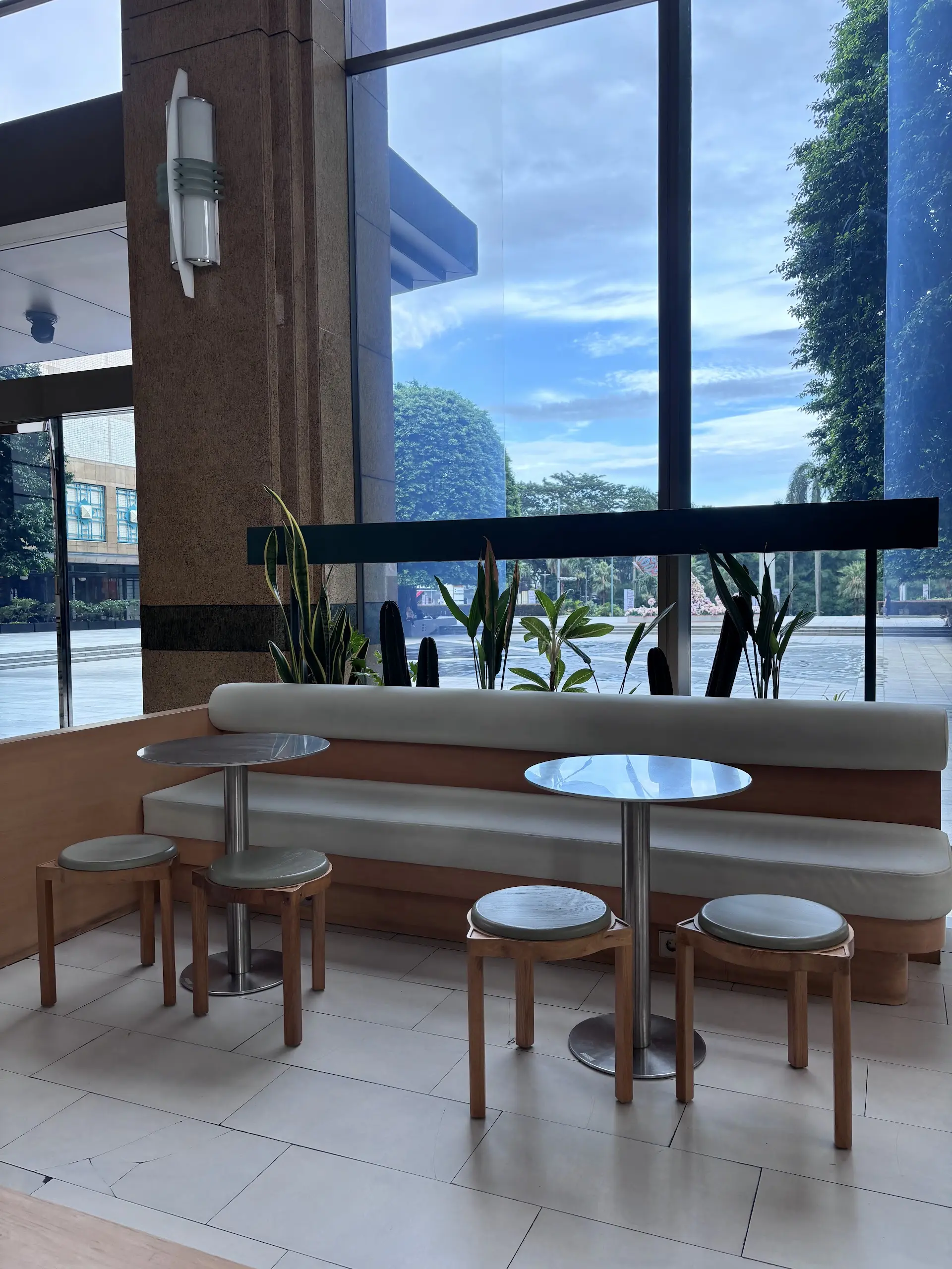 Top-tier equipment with pre-ground coffee? This Jakarta cafe has me utterly confused. 2