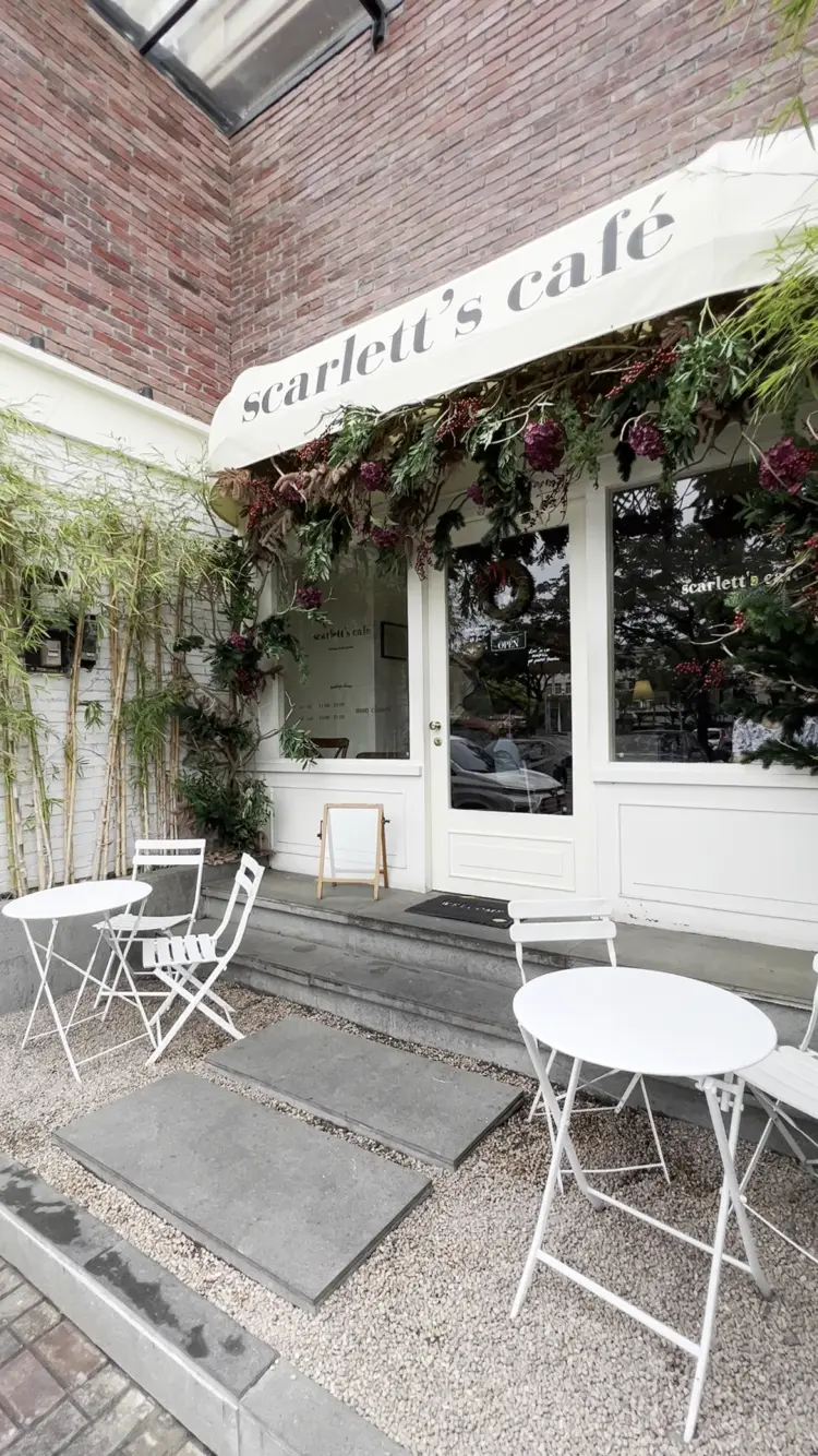 Scarlett's Café Pantai Indah Kapuk 3