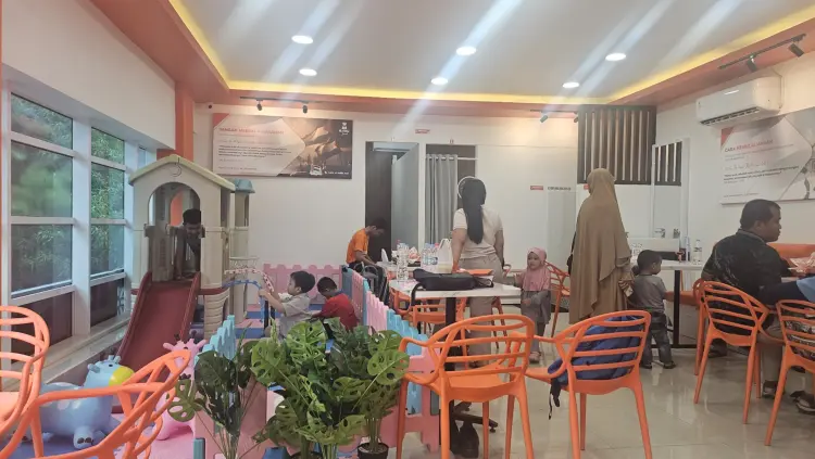 Almaz Fried Chicken Karebosi Makassar 7