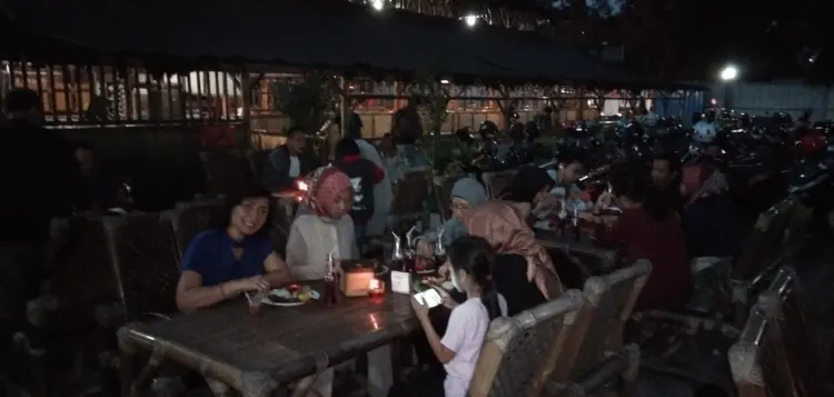 Saung Lesehan Mang Ipik 5