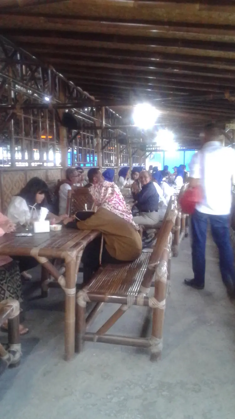 Saung Lesehan Mang Ipik 6