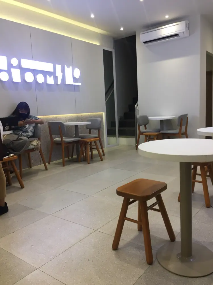 TOMORO COFFEE - Jl. Raya Jatiwaringin 10