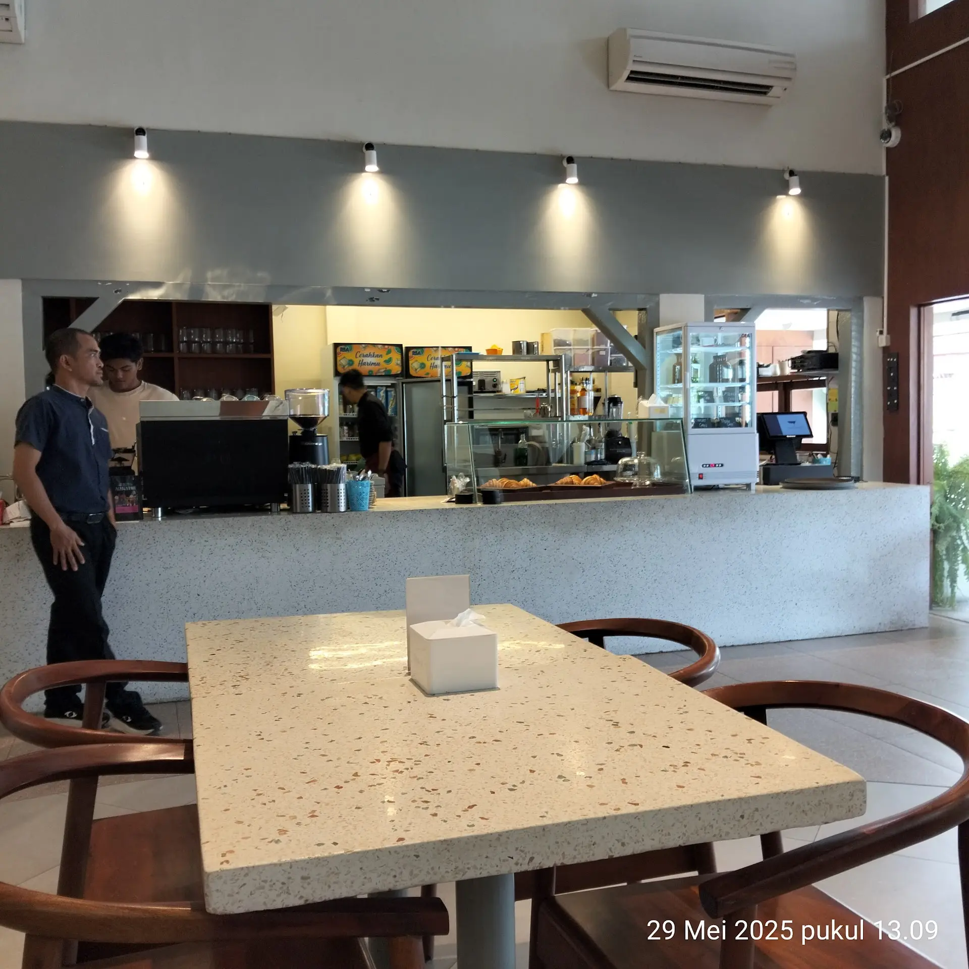 Don't Be Fooled by the 4.9 Rating! The Ordering Formula for this Viral Medan Cafe is Here. 6