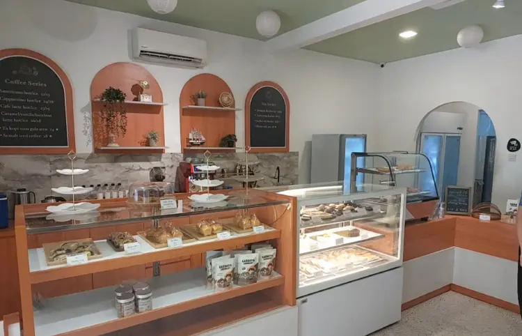 Rise n Roll cake and bakery 2