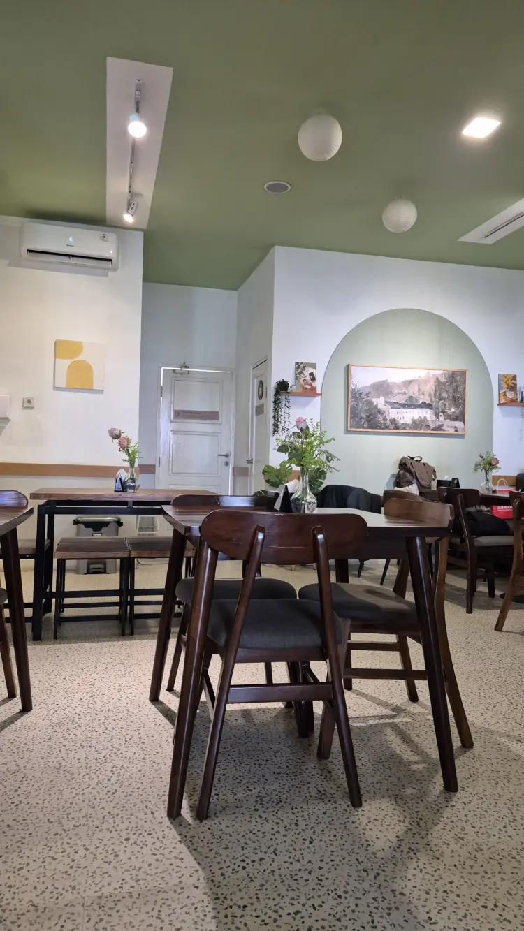 Rise n Roll cake and bakery 6